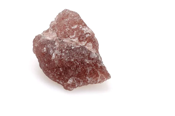 Beyaz arka planda mineral çilek kuvars.