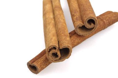 Tarçın beyaz arkaplanda yapışır.