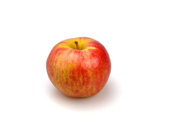 Beyaz arka planda organik kırmızı ve sarı elma.
