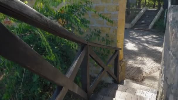 Спускаюсь Старой Деревянной Лестнице Ритм Напротив Второй Лестницы Осенний День — стоковое видео