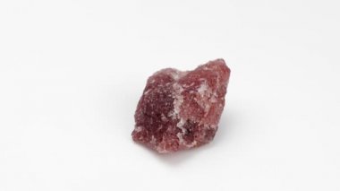 Beyaz arka planda çilekli kuvars nugget. Döndürme. Dekoratif ve süs taşı. Mineral yakın görüş. Mücevher..