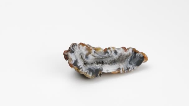 Geodenachat Auf Weißem Hintergrund Rotation Die Scheibe Des Minerals Chalcedon — Stockvideo
