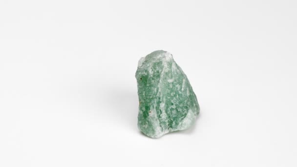 Piedra Aventurina Sobre Fondo Blanco Rotación Mineral Decorativo Ornamental Cuarzo — Vídeos de Stock