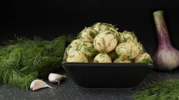 Patatas hervidas con ajo y hierbas. La mano pone una ramita de eneldo . — Vídeo de stock