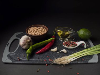 Nohut pişirmek için gerekli malzemeler. Kesme tahtasında..