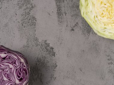 Organik beyaz lahana ve kırmızı lahana. Gri arkaplan.