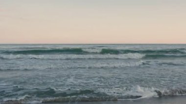 Denizde fırtına. Dalgalar kıyıya vuruyor..