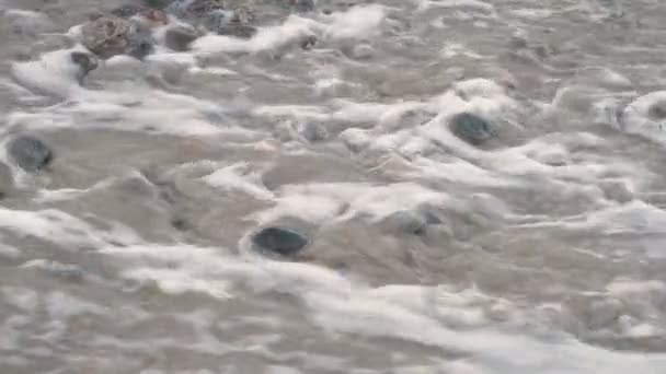 Прилив волн на берегу моря. — стоковое видео