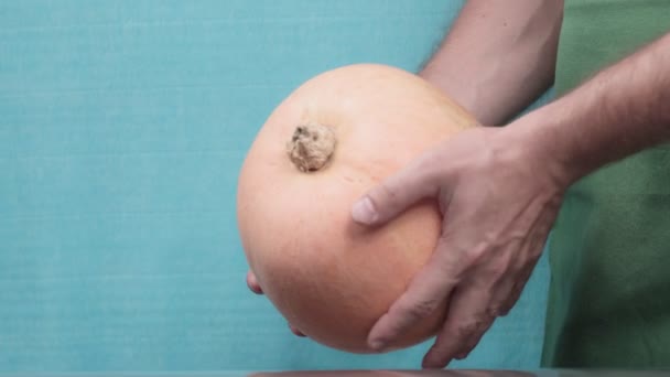 Organic pumpkin in the hands of the chef. Hands rotate, check the ripe fruit. — Stock Video