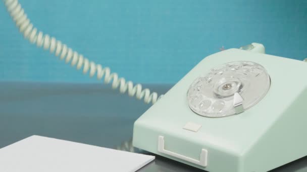 La mano levanta el teléfono y escribe el número con una pluma. — Vídeo de stock