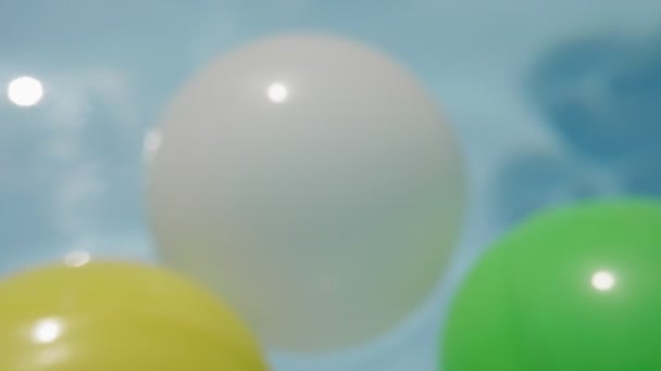 Les Balles Flottent Dans Eau Eblouissement Soleil Gros Plan Mouvement — Video