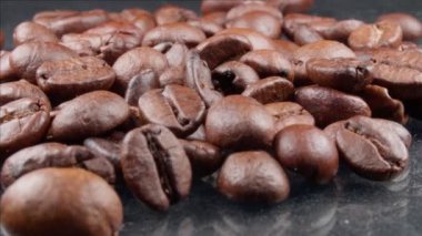 Yavaş çekimde kahve çekirdeklerini kapatın..