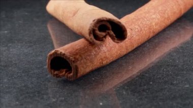 Tarçın koyu bir zemine yapışır. Panorama. Yakın plan..