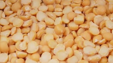 Kuru bezelyeler yakın çekim. Makro. 4K video. Organik baklagiller.