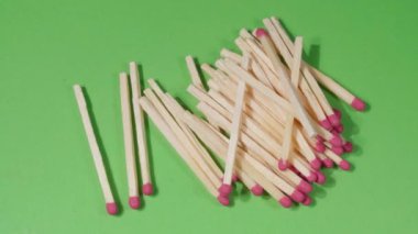 Ateş için kibritlere yakın çekim. Gri ahşap sopalar. 4K video .