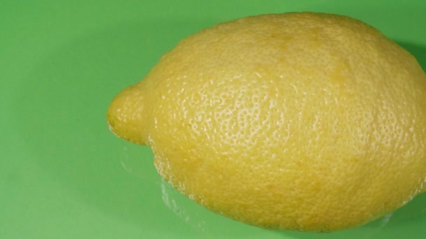 Primer plano de Lemon. Vídeo 4K. Fondo verde. Cítricos. — Vídeo de stock