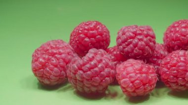 Yeşil arka planda organik ahududu. Yakın plan. 4K video.