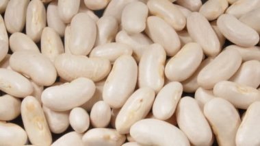 Beyaz fasulyeler yaklaşıyor. Makro. 4K video. Organik baklagiller.