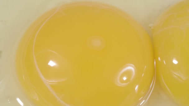 Huevos crudos. Primer plano de proteínas y yemas. Vídeo 4K. Imagen macro. — Vídeo de stock