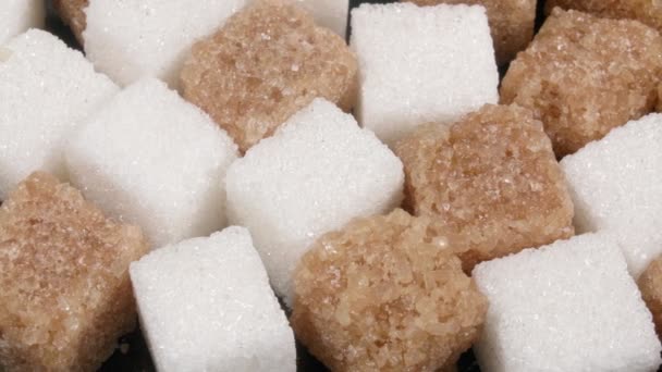 Cukorfalat közelkép. Fehér és barna cukor. — Stock videók