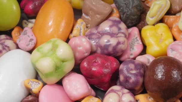 Şeker deniz çakıl taşları. Renkli çakıl taşları. — Stok video