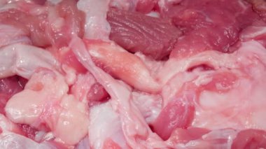 Çiğ sığır eti. Parçalar kapanıyor. 4K video. Süper makro.