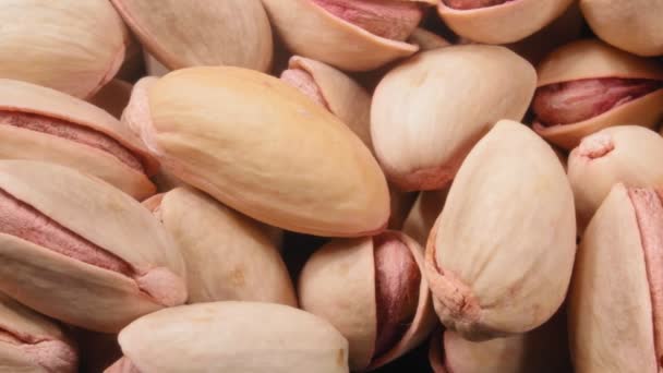 Primer plano de pistacho de nuez. Nueces de pistacho en la piel. Núcleos enteros de frutos secos. — Vídeo de stock
