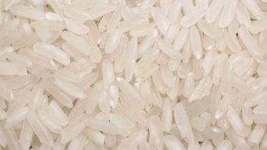 Pirinç taneleri yakın planda. Pirinç lapası. Uzun taneli pirinç..