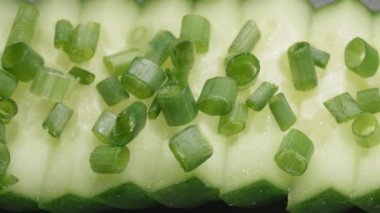 Salatalık parçalarını yakından çek. Olgun bir sebze. Ekstrem makro.