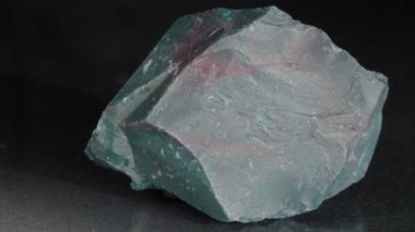 Siyah arka planda mineral heliotrope. Kan Taşı. Yakın çekim görüntüsü..