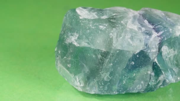 Fluorite minerale su fondo verde. Un primo piano fluttuante della vista. — Video Stock