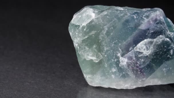 Fluorite minerale su fondo nero. Un primo piano fluttuante della vista. — Video Stock