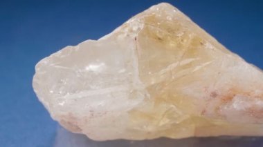 Mavi arka planda sitrin. Bir parça mineral. Yakın plan..