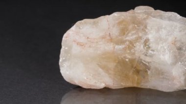 Siyah arka plandaki sitrin yakın plan. Dekoratif ve süs taşı bir mineraldir..