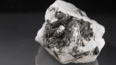 Yakın plan bir ay taşı. Siyah arkaplanda Adüler.