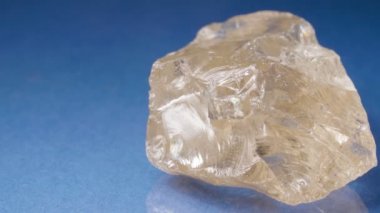 Mavi arka planda mineral rauchtopaz yakın plan. Dumanlı kuvars. Dumanlı kristal. Mücevherler için bir külçe.