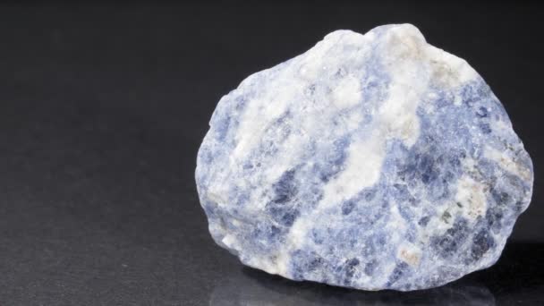 El mineral será salado sobre un fondo negro. Primer plano de piedra decorativa y ornamental . — Vídeos de Stock