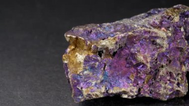 Siyah arka planda mineral halkoprite yakın plan. Renkli doğal taş. Bakır çarpması.