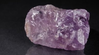 Ametist, arka planda koyu bir yakın plan. Doğal taş, mor renkte mineral..