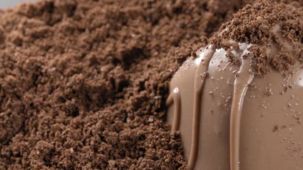 Čokoládové bonbóny v kávovém prášku zblízka. Extremní makro. — Stock video