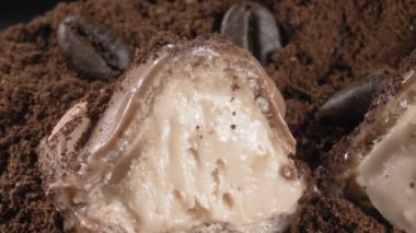 Çikolatalı şeker ve yakın plan kahve. Ekstrem makro. Kesikte şeker.