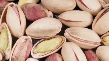Pistachios 'un yakın çekimi. Bir sürü deli. Kabukta fındık. Fındık çekirdekleri.