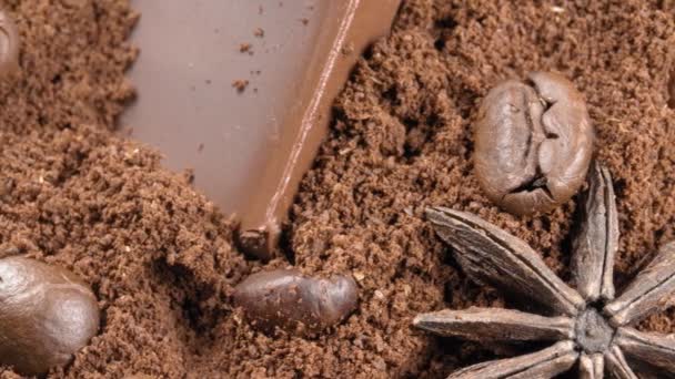 Kaffet är malet och bönor, choklad och badyan kryddor närbild. Extremt makroekonomiskt. — Stockvideo