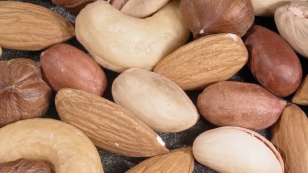 En mängd olika närbilder nötter. Mandel och hasselnötter, pistaschmandlar, cashewnötter och jordnötter. — Stockvideo