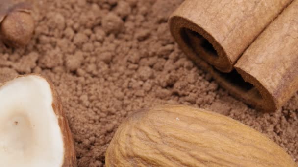 Nüsse, Gewürze und Kakaopulver in Nahaufnahme. Extremes Makro. Leckeres und duftendes Essen. — Stockvideo
