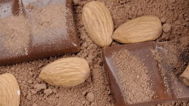 Chocolat, cannelle et amandes en poudre de cacao close-up. macro extrême. — Video