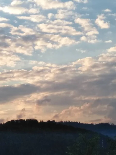 Mavi gökyüzü beyaz bulut tepesi