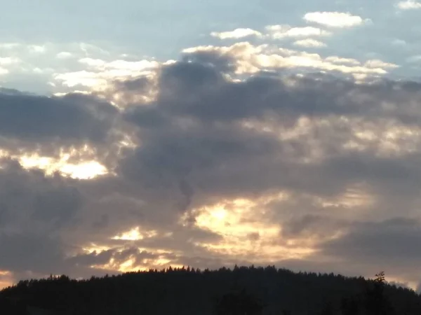 Strahl Blauer Himmel Weiße Wolken Hügelsonne — Stockfoto