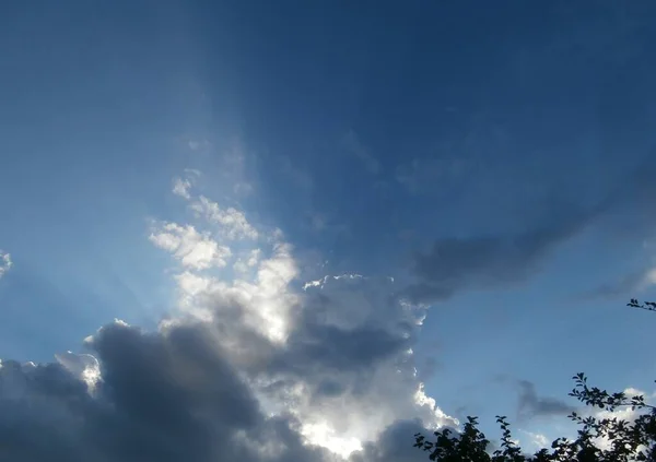 Ακτίνα Του Ηλιακού Κλάδου Μπλε Του Ουρανού Σύννεφα Φύση — Φωτογραφία Αρχείου