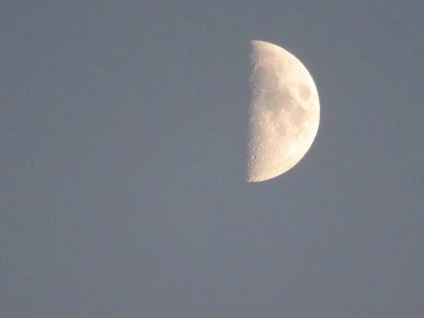 Gri gökyüzü ayı akşamı